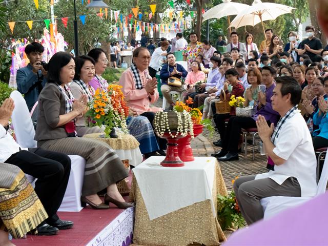 คณะศิลปศาสตร์เข้าร่วมพิธีสระเกล้าดำหัวอธิการบดีและผู้อาวุโส เนื่องในเทศกาลสงกรานต์ มหาวิทยาลัยพะเยา ประจำปี ๒๕๖๖