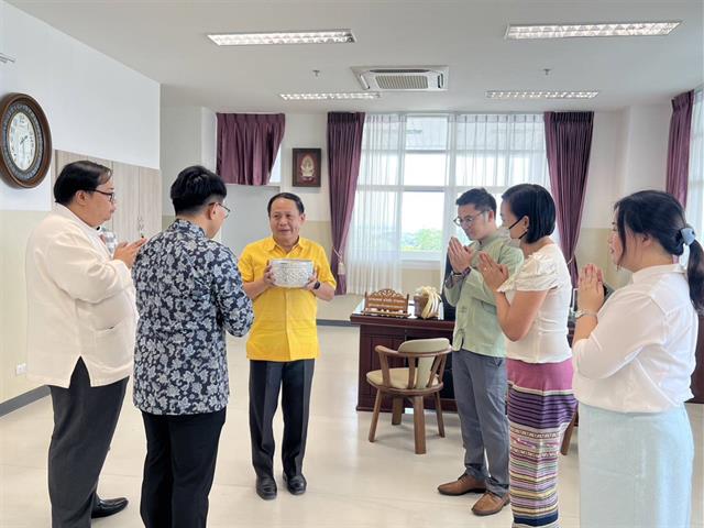 รองศาสตราจารย์.ดร.ภก. สุรศักดิ์ เสาแก้ว คณบดีคณะเภสัชศาสตร์ พร้อมคณาจารย์ เข้าพบผู้อำนวยการโรงพยาบาลพะเยา เพื่อสวัสดีปีใหม่ไทยและรับพร
