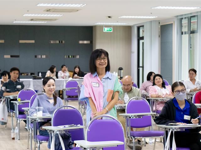 ศูนย์ภาษา คณะศิลปศาสตร์ จัดโครงการหลักสูตรระยะสั้น ประกาศนียบัตรศิลปะการประพันธ์กวีนิพนธ์และเพลงเพื่ออาชีพ