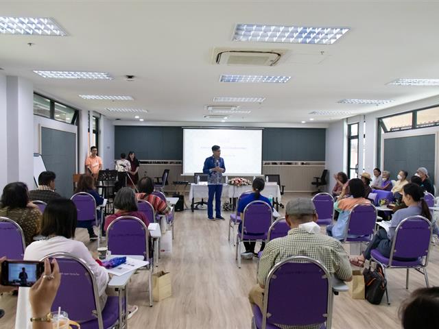 ศูนย์ภาษา คณะศิลปศาสตร์ จัดโครงการหลักสูตรระยะสั้น ประกาศนียบัตรศิลปะการประพันธ์กวีนิพนธ์และเพลงเพื่ออาชีพ