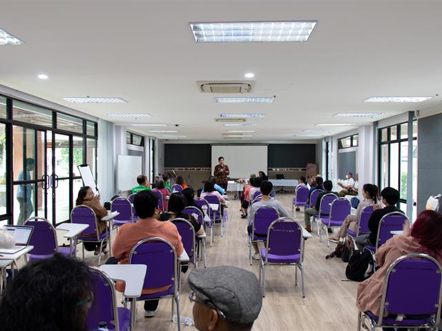 ศูนย์ภาษา คณะศิลปศาสตร์ จัดโครงการหลักสูตรระยะสั้น ประกาศนียบัตรศิลปะการประพันธ์กวีนิพนธ์และเพลงเพื่ออาชีพ