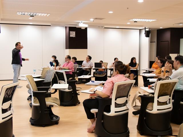 คณะศิลปศาสตร์ร่วมจัดโครงการพัฒนาทักษะการใช้ภาษาอังกฤษ รุ่นที่ 3 เพื่อพัฒนาทักษะการใช้ภาษาอังกฤษให้แก่บุคลากรของมหาวิทยาลัยพะเยา