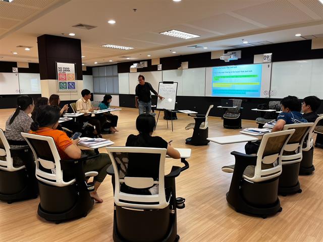 คณะศิลปศาสตร์ร่วมจัดโครงการพัฒนาทักษะการใช้ภาษาอังกฤษ รุ่นที่ 3 เพื่อพัฒนาทักษะการใช้ภาษาอังกฤษให้แก่บุคลากรของมหาวิทยาลัยพะเยา