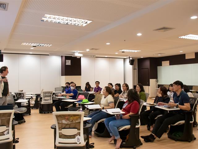 คณะศิลปศาสตร์ร่วมจัดโครงการพัฒนาทักษะการใช้ภาษาอังกฤษ รุ่นที่ 3 เพื่อพัฒนาทักษะการใช้ภาษาอังกฤษให้แก่บุคลากรของมหาวิทยาลัยพะเยา