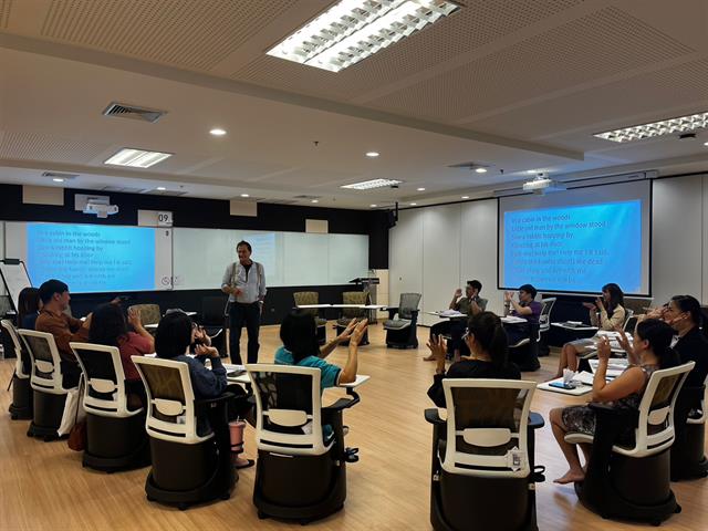 คณะศิลปศาสตร์ร่วมจัดโครงการพัฒนาทักษะการใช้ภาษาอังกฤษ รุ่นที่ 3 เพื่อพัฒนาทักษะการใช้ภาษาอังกฤษให้แก่บุคลากรของมหาวิทยาลัยพะเยา