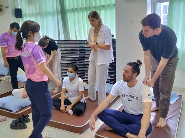 บุคลากรคณะสาธารณสุขศาสตร์ มหาวิทยาลัยพะเยา ร่วมเป็นวิทยากร บรรยายหัวข้อ “เรื่องการนวดแพทย์แผนไทยประยุกต์” ณ วิทยาลัยพยาบาลบรมราชชนนีจังหวัดพะเยา