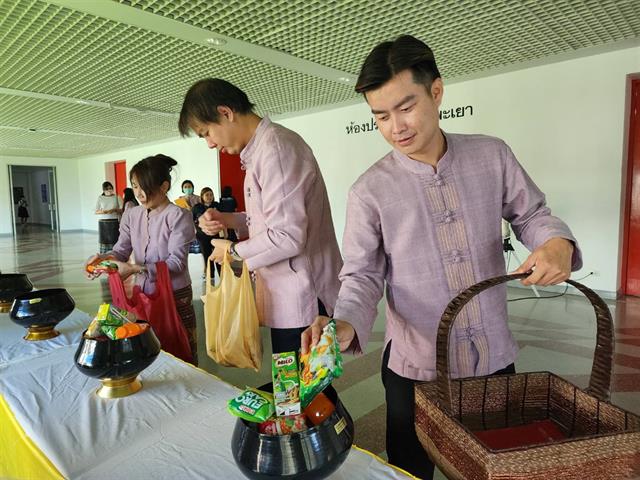 บายศรีสู่ขวัญและผูกข้อมือนิสิต