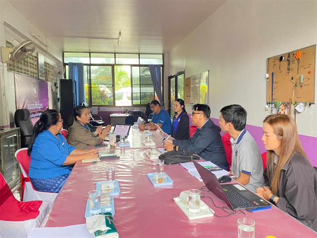 กองบริหารงานวิจัย มหาวิทยาลัยพะเยา นำโดย รองศาสตราจารย์ ดร.สิทธิศักดิ์ ปิ่นมงคลกุล รองผู้อำนวยการสถาบันนวัตกรรมและถ่ายทอดเทคโนโลยี ได้ลงพื้นที่ติดตามความก้าวหน้าระยะ 6 เดือนโครงการ 1 คณะ 1 ชุมชนนวัตกรรม ประจำปีงบประมาณ 2566 โครงการ การพัฒนาผลิตภัณฑ์สมุนไพรชาเจียวกู่หลาน ณ โรงเรียนตำรวจตะเวนชายแดนเบ็ตตี้ดูเมน ตำบลผาช้างน้อย อำเภอปง จังหวัดพะเยา 