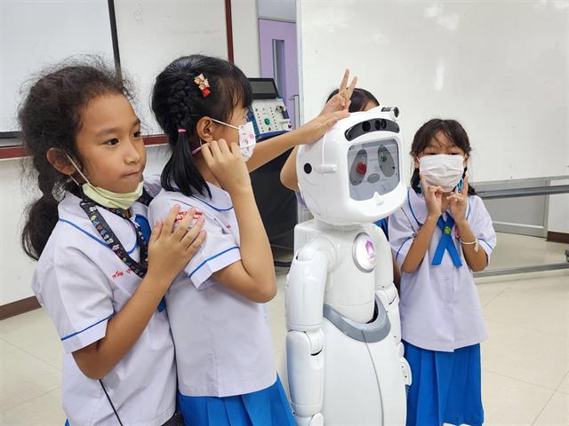 โชว์นวัตกรรมเทคโนโลยีหุ่นยนต์ให้กับเด็กนักเรียน