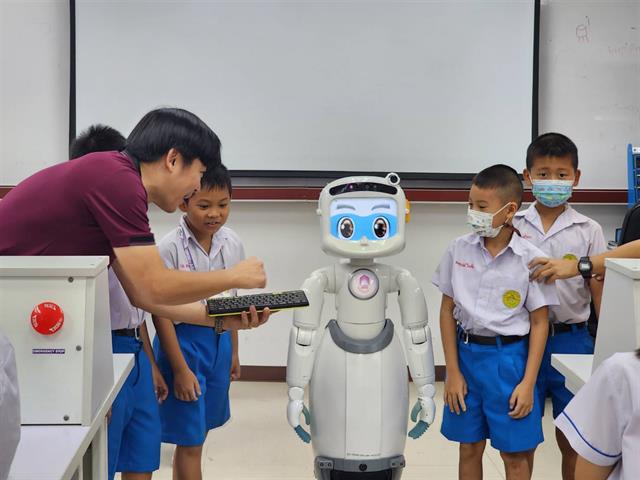 โชว์นวัตกรรมเทคโนโลยีหุ่นยนต์ให้กับเด็กนักเรียน