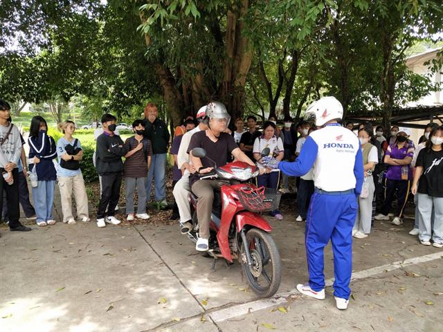 กิจกรรมบรรยายพิเศษและฝึกปฏิบัติการ ในหัวข้อ “ความรู้กฎหมายและการปฏิบัติตนเพื่อการขับขี่และใช้รถใช้ถนนอย่างปลอดภัย” 