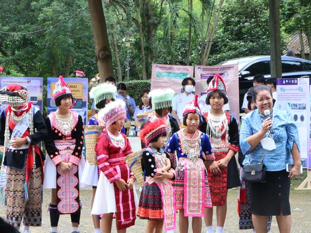 คณะสาธารณสุขศาสตร์ มหาวิทยาลัยพะเยา เปิดแหล่งเรียนรู้สมุนไพรท้องถิ่นเพื่อสุขภาพ  ภายใต้โครงการ 1 ชุมชน 1 นวัตกรรม ดำเนินตามนโยบายมหาวิทยาลัยพะเยา ที่มีปณิธาน“ปัญญาเพื่อความเข้มแข็งของชุมชน” และวิสัยทัศน์ในการพัฒนา “มหาวิทยาลัยสร้างปัญญา  เพื่อนวัตกรรมชุมชน สู่สากล อย่างยั่งยืน” ประกอบกับมหาวิทยาลัยพะเยาเป็นกลุ่มสถาบันการศึกษาชั้นนำในกลุ่มพัฒนาชุมชนท้องถิ่น ที่มุ่งเน้นการพัฒนาแหล่งเรียนรู้ในชุมชน (Learning space) เพื่อความเป็นอยู่ที่ดีของสังคม (Societal Well-being)