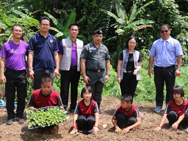 คณะสาธารณสุขศาสตร์ มหาวิทยาลัยพะเยา เปิดแหล่งเรียนรู้สมุนไพรท้องถิ่นเพื่อสุขภาพ  ภายใต้โครงการ 1 ชุมชน 1 นวัตกรรม ดำเนินตามนโยบายมหาวิทยาลัยพะเยา ที่มีปณิธาน“ปัญญาเพื่อความเข้มแข็งของชุมชน” และวิสัยทัศน์ในการพัฒนา “มหาวิทยาลัยสร้างปัญญา  เพื่อนวัตกรรมชุมชน สู่สากล อย่างยั่งยืน” ประกอบกับมหาวิทยาลัยพะเยาเป็นกลุ่มสถาบันการศึกษาชั้นนำในกลุ่มพัฒนาชุมชนท้องถิ่น ที่มุ่งเน้นการพัฒนาแหล่งเรียนรู้ในชุมชน (Learning space) เพื่อความเป็นอยู่ที่ดีของสังคม (Societal Well-being)