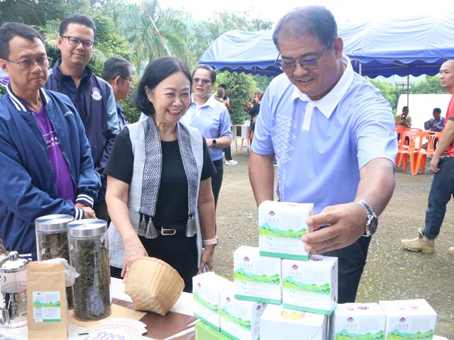 คณะสาธารณสุขศาสตร์ มหาวิทยาลัยพะเยา เปิดแหล่งเรียนรู้สมุนไพรท้องถิ่นเพื่อสุขภาพ  ภายใต้โครงการ 1 ชุมชน 1 นวัตกรรม ดำเนินตามนโยบายมหาวิทยาลัยพะเยา ที่มีปณิธาน“ปัญญาเพื่อความเข้มแข็งของชุมชน” และวิสัยทัศน์ในการพัฒนา “มหาวิทยาลัยสร้างปัญญา  เพื่อนวัตกรรมชุมชน สู่สากล อย่างยั่งยืน” ประกอบกับมหาวิทยาลัยพะเยาเป็นกลุ่มสถาบันการศึกษาชั้นนำในกลุ่มพัฒนาชุมชนท้องถิ่น ที่มุ่งเน้นการพัฒนาแหล่งเรียนรู้ในชุมชน (Learning space) เพื่อความเป็นอยู่ที่ดีของสังคม (Societal Well-being)