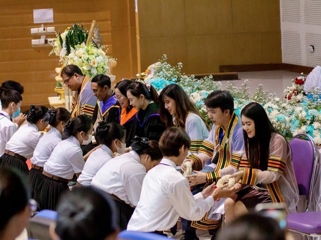      หลักสูตรสาธารณสุขศาสตรบัณฑิต สาขาวิชาการส่งเสริมสุขภาพ จัดพิธีไหว้ครูและพิธีมอบเข็มพระบิดา ชุดกาวน์วิชาชีพ