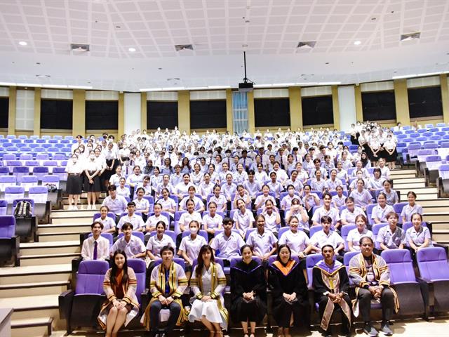      หลักสูตรสาธารณสุขศาสตรบัณฑิต สาขาวิชาการส่งเสริมสุขภาพ จัดพิธีไหว้ครูและพิธีมอบเข็มพระบิดา ชุดกาวน์วิชาชีพ