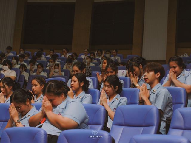      หลักสูตรสาธารณสุขศาสตรบัณฑิต สาขาวิชาการส่งเสริมสุขภาพ จัดพิธีไหว้ครูและพิธีมอบเข็มพระบิดา ชุดกาวน์วิชาชีพ