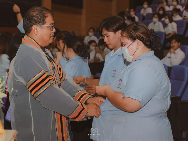     หลักสูตรสาธารณสุขศาสตรบัณฑิต สาขาวิชาการส่งเสริมสุขภาพ จัดพิธีไหว้ครูและพิธีมอบเข็มพระบิดา ชุดกาวน์วิชาชีพ