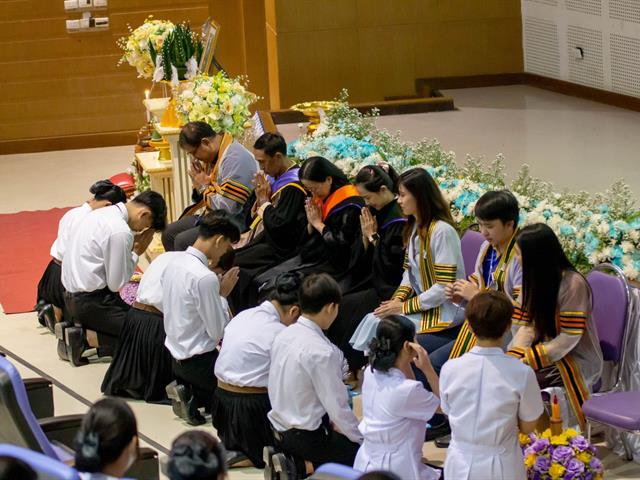      หลักสูตรสาธารณสุขศาสตรบัณฑิต สาขาวิชาการส่งเสริมสุขภาพ จัดพิธีไหว้ครูและพิธีมอบเข็มพระบิดา ชุดกาวน์วิชาชีพ