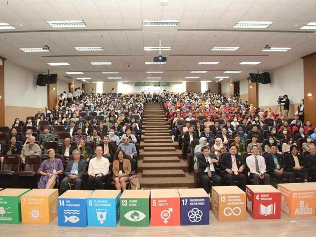 คณะสาธารณสุขศาสตร์ มหาวิทยาลัยพะเยา เข้าร่วมการประชุมวิชาการนานาชาติ "The International Conference for Public Health, Environment, and Education for Sustainable Development Goals and Lifelong Learning" (การประชุมวิชาการนานาชาติด้านสาธารณสุขสิ่งแวดล้อม และการศึกษา เพื่อเป้าหมายการพัฒนาที่ยั่งยืนและการเรียนรู้ตลอดชีวิต)  ณ ห้องเธียเตอร์ ชั้น 2 อาคารสาธารณสุขวิศิษฏ์ คณะสาธารณสุขศาสตร์ มหาวิทยาลัยมหิดล