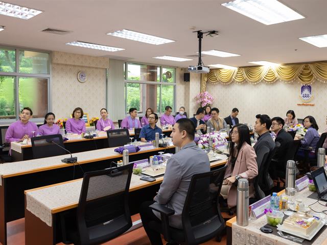 อธิการบดีมหาวิทยาลัยพะเยา พบปะบุคลากรคณะศิลปศาสตร์ เพื่อรับฟังผลการดำเนินงาน และหารือแนวทางในการบริหารงานร่วมกัน