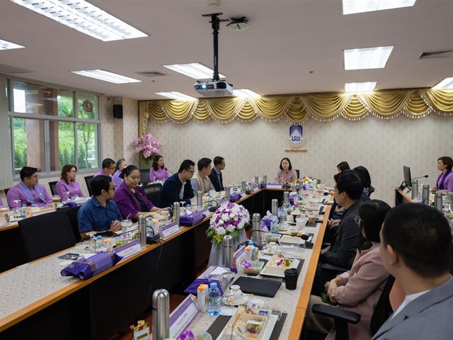 อธิการบดีมหาวิทยาลัยพะเยา พบปะบุคลากรคณะศิลปศาสตร์ เพื่อรับฟังผลการดำเนินงาน และหารือแนวทางในการบริหารงานร่วมกัน
