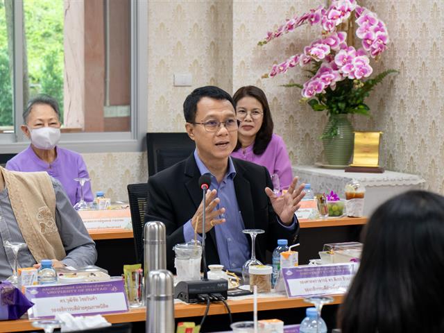 อธิการบดีมหาวิทยาลัยพะเยา พบปะบุคลากรคณะศิลปศาสตร์ เพื่อรับฟังผลการดำเนินงาน และหารือแนวทางในการบริหารงานร่วมกัน