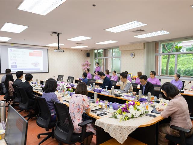 อธิการบดีมหาวิทยาลัยพะเยา พบปะบุคลากรคณะศิลปศาสตร์ เพื่อรับฟังผลการดำเนินงาน และหารือแนวทางในการบริหารงานร่วมกัน