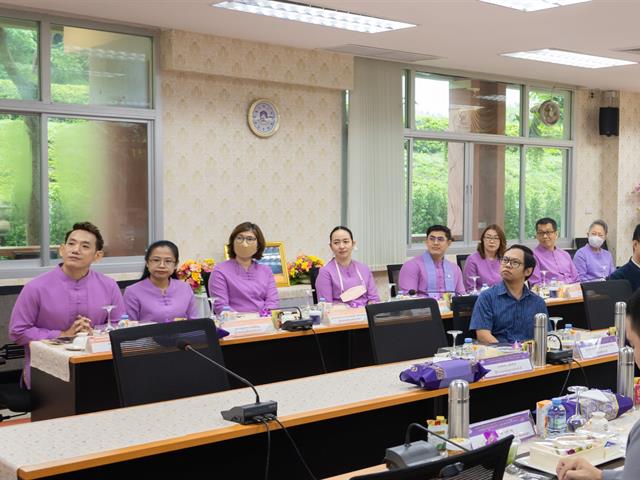 อธิการบดีมหาวิทยาลัยพะเยา พบปะบุคลากรคณะศิลปศาสตร์ เพื่อรับฟังผลการดำเนินงาน และหารือแนวทางในการบริหารงานร่วมกัน