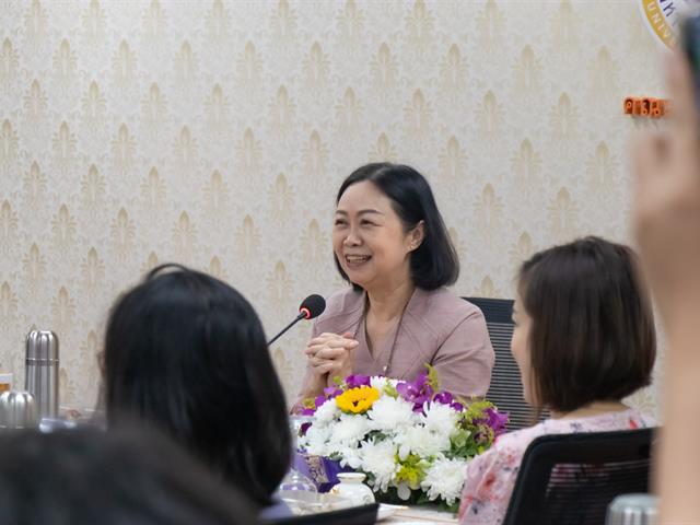 อธิการบดีมหาวิทยาลัยพะเยา พบปะบุคลากรคณะศิลปศาสตร์ เพื่อรับฟังผลการดำเนินงาน และหารือแนวทางในการบริหารงานร่วมกัน