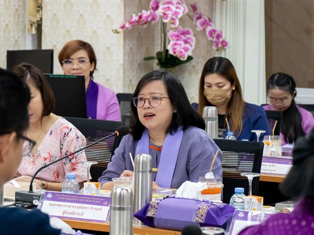 อธิการบดีมหาวิทยาลัยพะเยา พบปะบุคลากรคณะศิลปศาสตร์ เพื่อรับฟังผลการดำเนินงาน และหารือแนวทางในการบริหารงานร่วมกัน