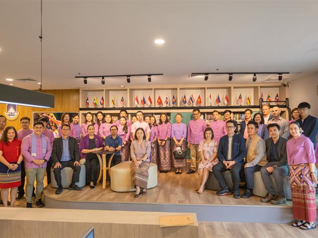 อธิการบดีมหาวิทยาลัยพะเยา พบปะบุคลากรคณะศิลปศาสตร์ เพื่อรับฟังผลการดำเนินงาน และหารือแนวทางในการบริหารงานร่วมกัน