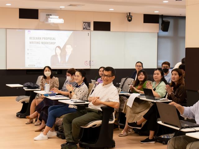 หน่วยวิจัย คณะศิลปศาสตร์ ดำเนินโครงการอบรมเชิงปฏิบัติการการเขียนข้อเสนอโครงการวิจัยคุณภาพ