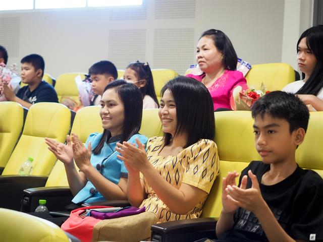 คณะเภสัชศาสตร์จัดกิจกรรมพิธีมอบเสื้อกาวน์ ประจำปีการศึกษา 2566