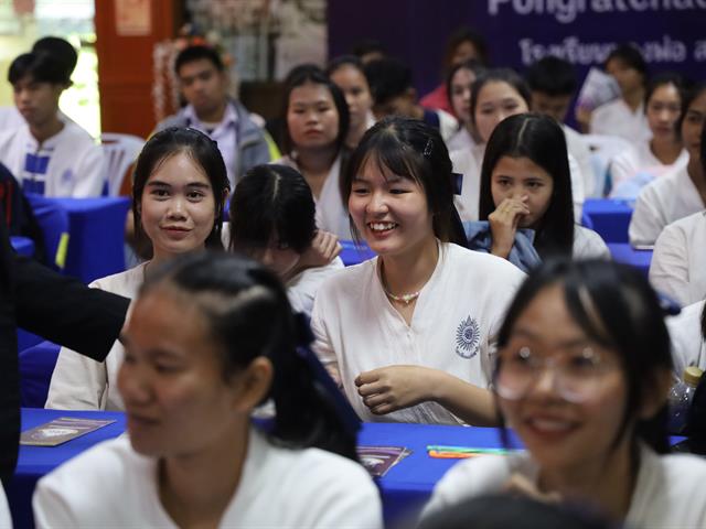 เข้าพบผู้บริหาร ครูแนะแนว และนักเรียนเพื่อแนะนำหลักสูตร