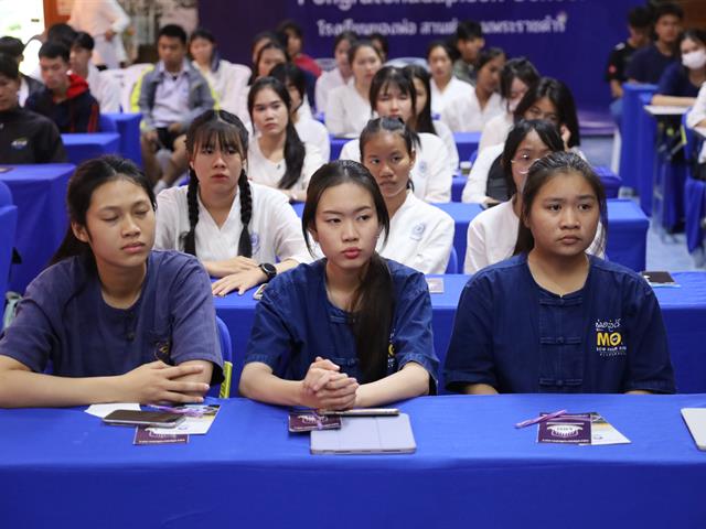 เข้าพบผู้บริหาร ครูแนะแนว และนักเรียนเพื่อแนะนำหลักสูตร