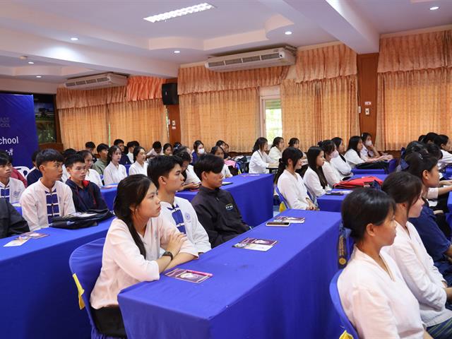 เข้าพบผู้บริหาร ครูแนะแนว และนักเรียนเพื่อแนะนำหลักสูตร