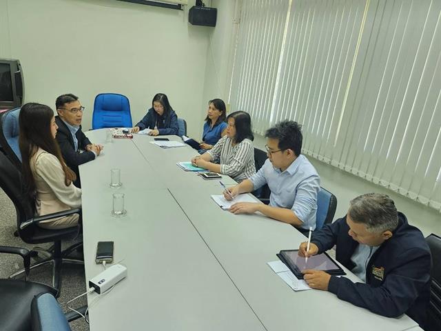 คณบดีคณะนิติศาสตร์และคณะผู้วิจัยร่วมกับสำนักงานพัฒนาเศรษฐกิจและสังคมภาคเหนือ ประชุมแนวทางการส่งเสริมการลงทุนในธุรกิจการท่องเที่ยวมูลค่าสูงฯ