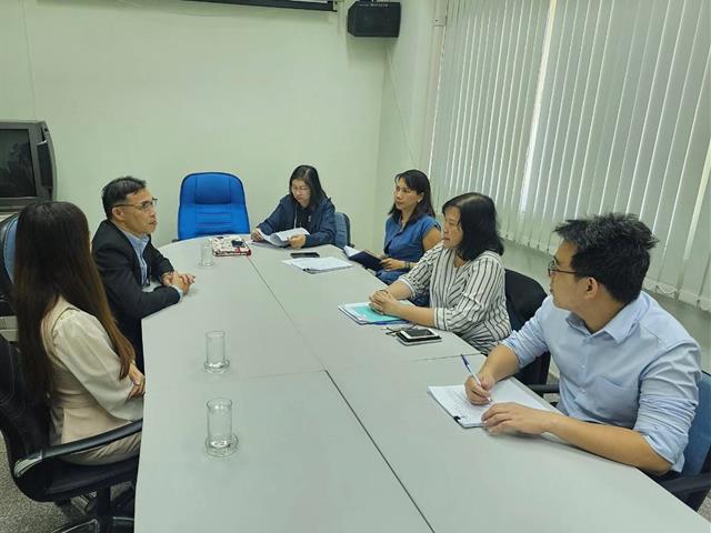 คณบดีคณะนิติศาสตร์และคณะผู้วิจัยร่วมกับสำนักงานพัฒนาเศรษฐกิจและสังคมภาคเหนือ ประชุมแนวทางการส่งเสริมการลงทุนในธุรกิจการท่องเที่ยวมูลค่าสูงฯ