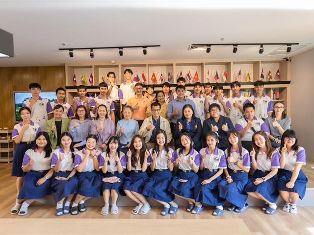 คณะศิลปศาสตร์ให้การต้อนรับคณะครูและนักเรียน โรงเรียนจักรคำคณาทร จังหวัดลำพูน