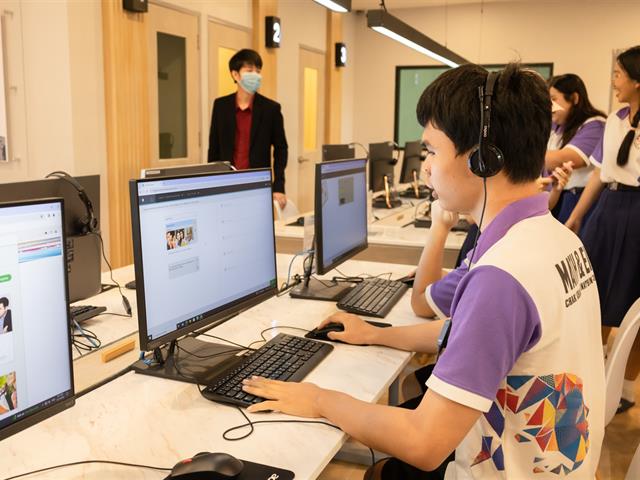 คณะศิลปศาสตร์ให้การต้อนรับคณะครูและนักเรียน โรงเรียนจักรคำคณาทร จังหวัดลำพูน