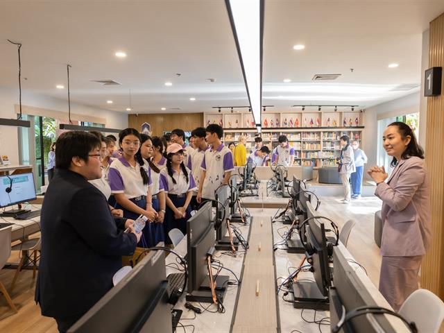 คณะศิลปศาสตร์ให้การต้อนรับคณะครูและนักเรียน โรงเรียนจักรคำคณาทร จังหวัดลำพูน
