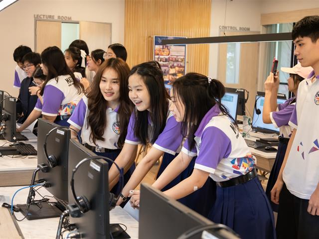 คณะศิลปศาสตร์ให้การต้อนรับคณะครูและนักเรียน โรงเรียนจักรคำคณาทร จังหวัดลำพูน