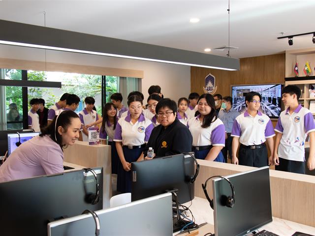 คณะศิลปศาสตร์ให้การต้อนรับคณะครูและนักเรียน โรงเรียนจักรคำคณาทร จังหวัดลำพูน