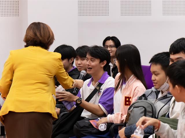 คณะศิลปศาสตร์ให้การต้อนรับคณะครูและนักเรียน โรงเรียนจักรคำคณาทร จังหวัดลำพูน