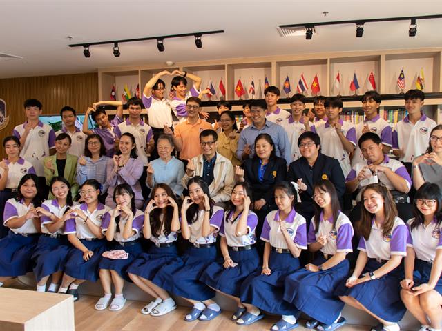 คณะศิลปศาสตร์ให้การต้อนรับคณะครูและนักเรียน โรงเรียนจักรคำคณาทร จังหวัดลำพูน