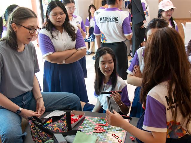 คณะศิลปศาสตร์ให้การต้อนรับคณะครูและนักเรียน โรงเรียนจักรคำคณาทร จังหวัดลำพูน