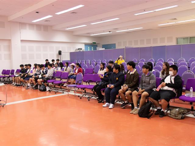 คณะศิลปศาสตร์ให้การต้อนรับคณะครูและนักเรียน โรงเรียนจักรคำคณาทร จังหวัดลำพูน