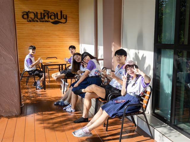 คณะศิลปศาสตร์ให้การต้อนรับคณะครูและนักเรียน โรงเรียนจักรคำคณาทร จังหวัดลำพูน