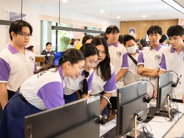 คณะศิลปศาสตร์ให้การต้อนรับคณะครูและนักเรียน โรงเรียนจักรคำคณาทร จังหวัดลำพูน